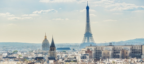 paris-GettyImages-863383646 Panorama von Paris mit dem Eiffelturm und der Kuppel der Invalidenanstalt im Hintergrund.