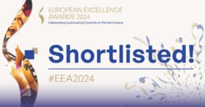 hrea24_shortlisted_1200x628_v1 Grafik mit dem Text "Shortlisted!" und dem Logo der European Excellence Awards 2024, dekorative Elemente im Hintergrund.