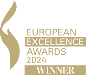WINNER_EUROPE_HORIZONTAL_GOLD_500px_2024 Logo der European Excellence Awards 2024 mit dem Text "WINNER" in goldener Schrift.
