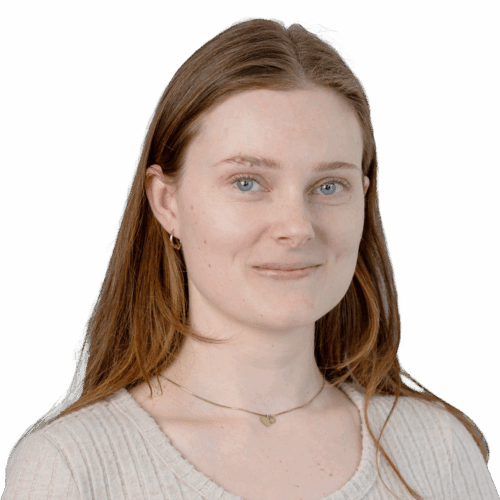 Felicitas von Beughem_1200x1200 Junge Frau mit langen, braunen Haaren und blauen Augen, trägt ein helles Oberteil und lächelt leicht.