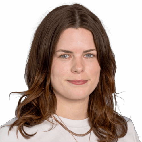 vanessa_weiß Porträt einer Frau mit langen, braunen Haaren und blauen Augen, die in einem weißen Oberteil lächelt.