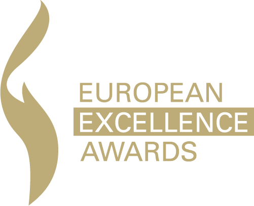EXCELLENCE_HORIZONTAL_500px_ohneJahreszahl Logo der European Excellence Awards in goldener Schrift auf weißem Hintergrund.