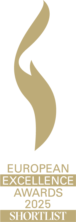 SHORTLIST EUROPEAN EXCELLENCE AWARDS_VERTIKAL_ZENTRIERT_Einfarbig_750px_2025 Logo der European Excellence Awards 2025, goldene Schrift und Flamme auf weißem Hintergrund.