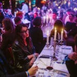 Elegante Award-Show mit Gästen an festlich gedeckten Tischen, Kerzenlicht und festlicher Atmosphäre.
