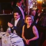 Elegante Award-Show mit Gästen an festlich gedeckten Tischen, Kerzenlicht und einer festlichen Atmosphäre.
