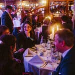 Elegante Award-Show mit Gästen an festlich gedeckten Tischen, Kerzenlicht und festlicher Atmosphäre.