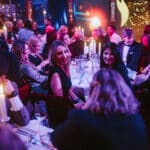 Elegante Award-Show mit Gästen an festlich gedeckten Tischen, Kerzenlicht und festlicher Atmosphäre.