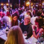Elegante Award-Show mit Gästen an festlich gedeckten Tischen, Kerzenlicht und ansprechender Atmosphäre.