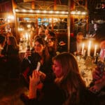 Gäste bei der European Excellence Awards Gala, umgeben von Kerzenlicht und festlich gedeckten Tischen.