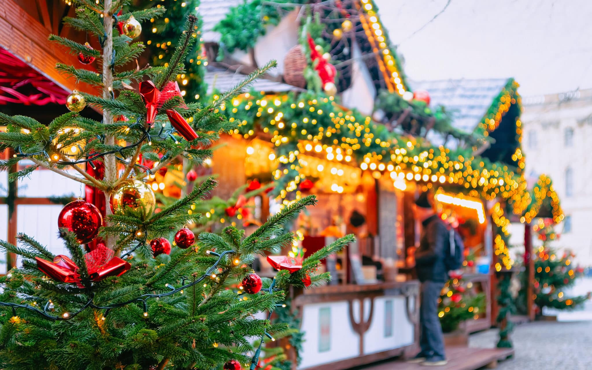 Christmas Market at Opernpalais at Mitte in Winter Berlin new Weihnachtsmarkt am Opernpalais in Berlin mit festlich geschmückten Ständen und einem geschmückten Weihnachtsbaum.